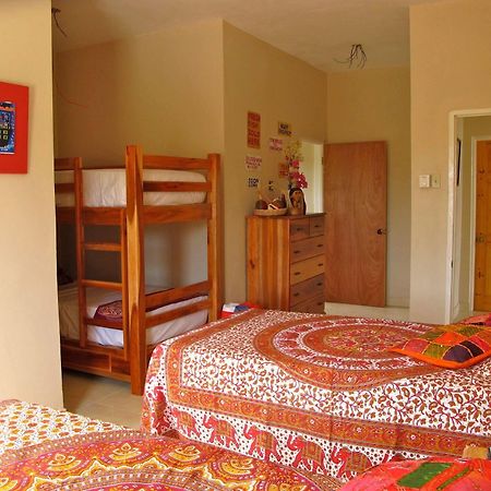 Just Next Door Hostel Treasure Beach Kültér fotó